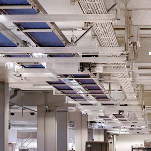 Das neue Transnorm-Fördersystem für die B. Braun Melsungen AG ist unter der Hallendecke in rund 4 m Höhe installiert und transportiert die in 5er-Einheiten gepackten Infusionssets von der Produktion zum Verpackungsbereich.  Bild: Transnorm