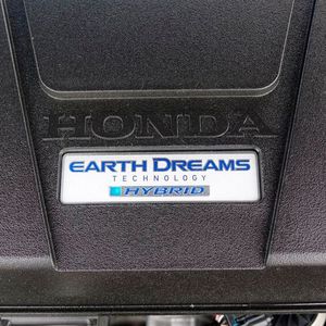 3. Der Kraftstoffverbrauch: Dieses Antriebsprinzip nennt sich serieller Hybrid. Sein Vorteil ist, dass der Verbrennungsmotor keine dynamischen Fahrmanöver ausführen muss, sondern relativ stationär und damit bei hohem Wirkungsgrad betrieben werden kann. Das kommt vor allem bei niedrigen Geschwindigkeiten und häufigem Anfahren zum Tragen – also im Stadtverkehr. Auf der Autobahn hingegen hat der serielle Antrieb eher Nachteile. Die Bandbreite des Verbrauchs ist beim CR-V sehr hoch – von unter sechs Litern auf 100 Kilometern bis über zehn bei schneller Autobahnfahrt.(Bild:  Rosenow/»kfz-betrieb«)