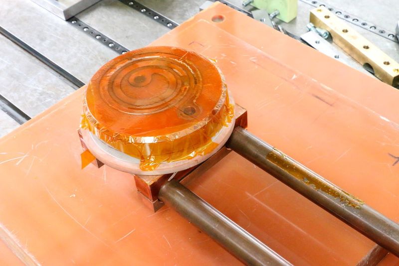 Induktionsspule in der Anlage zur elektromagnetischen inkrementellen Blechumformung. (Fraunhofer-IWU)