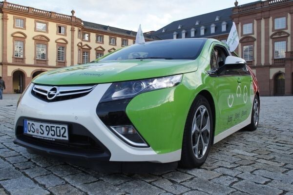 Bertha Benz Challenge 2012, 1. Tag: Ankunft der Teilnehmer am Mannheimer Schloss. Der Opel Ampera mit der Startnummer 5 - eines der vier teilnehmenden E-Fahrzeuge der Stadtwerke Osnabrück. (Ulrich Steinlechner)