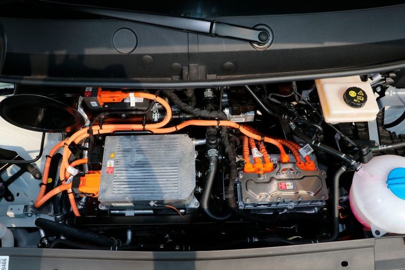Der Blick in den Motorraum des eTGE zeigt die Komponenten des Elektroantriebes mit der Steuerungselektronik rechts. (Klasing)