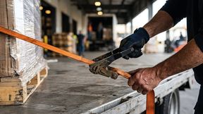 Der Absender eines Gutes (Verlader) ist für die beförderungssichere Ladungssicherung verantwortlich, der Transporteur (Fahrer) muss die betriebssichere Verladung prüfen. (Bild: © Helen - stock.adobe.com)