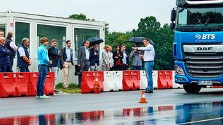 André Bubenzer (vorn) vom „LaSiSe“-Team führte den Teilnehmern auf der Teststrecke Fahrversuche vor. (RIF/Ekkehart Reinsch)