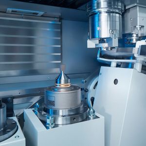 Turning and Grinding: Complete-Machining on a VL 100 GT(Source:  Emag)