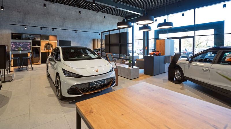 Auf 360 Quadratmetern werden in der Cupra-Garage in Neuss, Hammer Landstraße 99 und gegenüber dem Rheinpark-Center, die Modelle von Cupra und Seat angeboten. (Bild: Seat Deutschland)