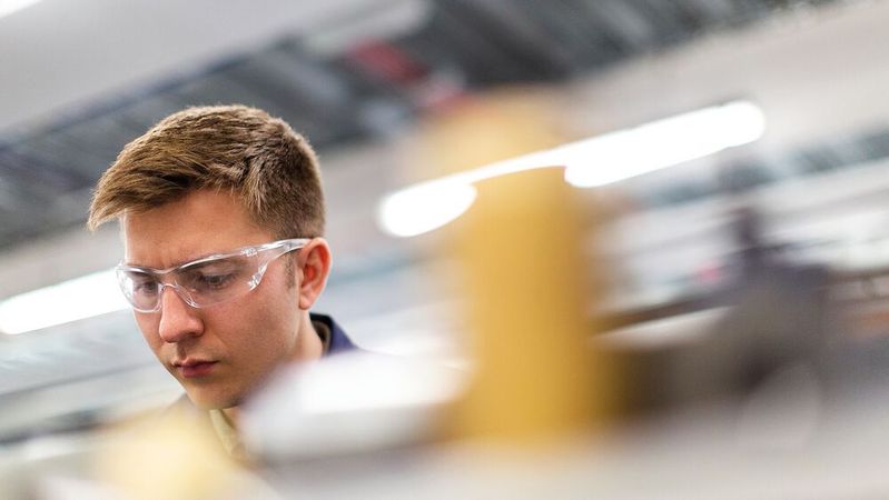 Laut einer Umfrage gibt es fast überall Personalengpässe und die Hälfte der Betriebe befürchtet eine Verschärfung. (Bild:  frei lizenziert /  Pixabay)