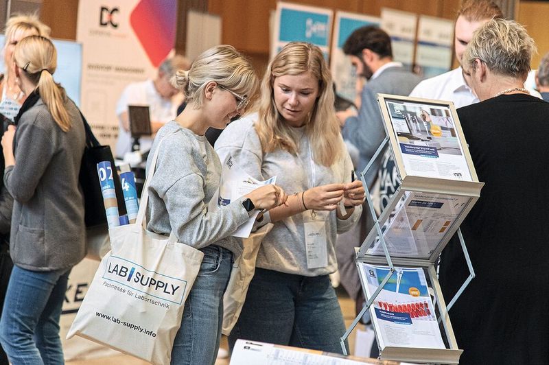 Am Ende eines Messeteages sind die Taschen gefüllt mit Infomaterial, LABORPRAXIS-Heften und dem ein oder anderen Give-away.    Mehr Infos zu den kommenden LAB-SUPPLY-Messen finden Sie auf www.lab-supply.info (Bild: Stefan Stark)
