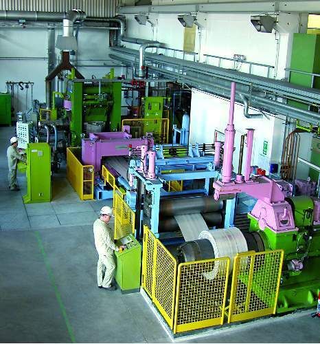 Versuchsanlage zur Entwicklung der Gießwalztechnologie für Magnesiumwerkstoffe an der TU Bergakademie Freiberg. Bild: MgF (Archiv: Vogel Business Media)