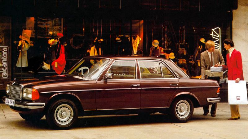 m Januar 1976 wurde der W 123 in Südfrankreich der Presse präsentiert. Die Lieferzeiten beim neuen W 123 wuchsen auf bis zu drei Jahre an, was dazu führte, dass für Kaufverträge für Neuwagen teilweise mehr als 5000 DM über Listenpreis bezahlt wurde, um schneller an das Modell zu kommen. Auch Jahreswagen wurden vielfach mit Preisaufschlägen weiterverkauft. (Bild: Mercedes-Benz Classic Archive)