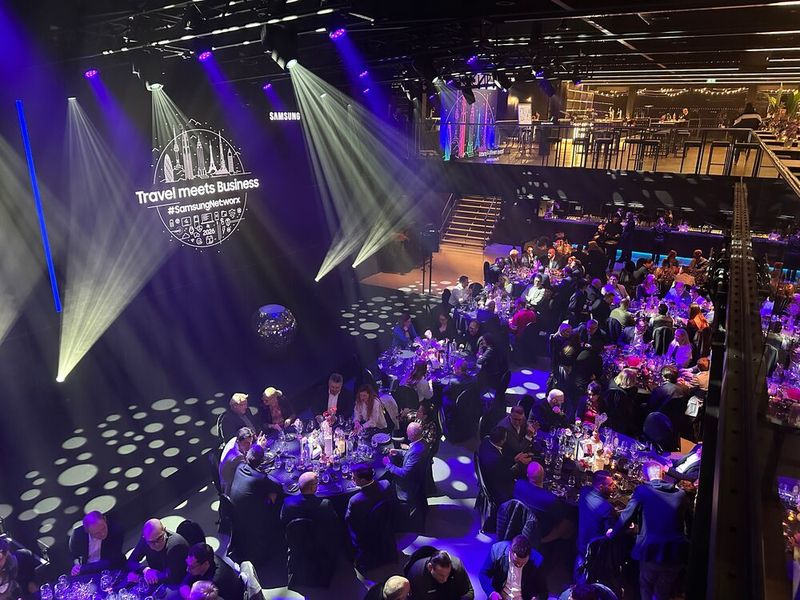 Die Gäste genießen das Abendessen und warten auf die Award-Verleihung. (Bild: Vogel IT-Medien)