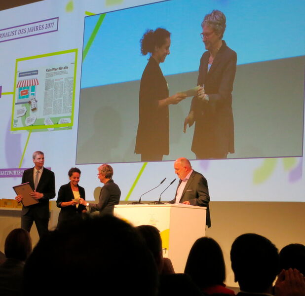 Katharina Pugmeister, Vorsitzende der Karl Theodor Vogel Stiftung, bei der Preisübergabe. Mit insgesamt 15.000 Euro ist der Award einer der am höchsten dotierten Fachjournalistenpreise. (Schäfer / Devicemed)