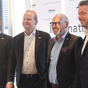 Zwischen 4000 und 5000 Besucher erwarten die Verantwortlichen bei Arburg (von links): Steffen Kroner (Geschäftsführer Finanzen, Controlling, IT und Personalmanagement), Michael Hehl (Geschäftsführender Gesellschafter und Sprecher der Geschäftsführung), Guido Frohnhaus (Geschäftsführer Technik) und Tobias Baur (Geschäftsführer Vertrieb und After Sales).(Bild:  Maschinenmarkt)