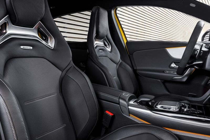Sportsitze halten die vorderen Insassen auch in schnellen Kurven in halbwegs aufrechter Position.  (Bild: Mercedes-Benz)