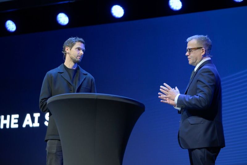 Peter Sarlin, Co-Founder und CEO von AMD Silo AI, Europas größtes privates AI Lab, sowie Professor an der Aalto-Universität, ist Initiator von AI Finnland und des AI Summit. Er fragt seinen Staatschef nach den Maßnahmen, die Finnlnd ergreifen will, um Künstliche Intelligenz im Land voranzubringen.   (Bild: AI Finland)