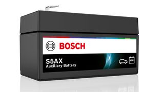 Immer mehr Fahrzeuge haben ein Bordnetz mit zwei Zwölf-Volt-Batterien. Bosch liefert dafür die passenden Auxiliarbatterien. (Bild: Bosch)