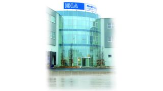 Büroturm der neuen Altenwerder
Dependance: Direkt neben dem Container-Terminal Altenwerder (CTA), 200 m hinter der Wasserkante, hat HHLA Rhenus Logistics rund 20 Mio. Euro in ein 42 000 m2 großes Logistikzentrum investiert. Bilder: Maienschein (Archiv: Vogel Business Media)