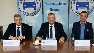 Letztes Jahr präsentierten sie die Bilanz des Autojahres in Bremen, 2021 ging das nur digital: (v. l.) Geschäftsführer Christian Metje, Präsident Karl-Heinz Bley sowie Bremens Obermeister Hans-Jörg Koßmann. (Bild: Pfaff/»kfz-betrieb«)