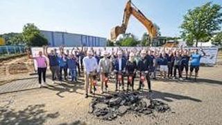 Von links nach rechts: Axel Deck (Geschäftsbereichsleiter Freyler Industriebau Standort Nord-Baden), Peter Boch (Oberbürgermeister der Stadt Pforzheim), Bernd Glauner (Geschäftsführender Gesellschafter der Ferd. Haecker GmbH & Co. KG), Michaela Erdmann (Prokuristin der Ferd. Haecker GmbH & Co. KG), Armin Fiess | Architekt | Scailab Stuttgart).  (Bild: Tilo Keller)