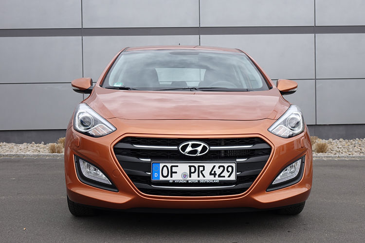 Neu beim Hyundai ist der große Hexagonal-Kühlergrill, er unterscheidet sich klar von seinem Vorgänger. (Foto: Jens Scheiner)