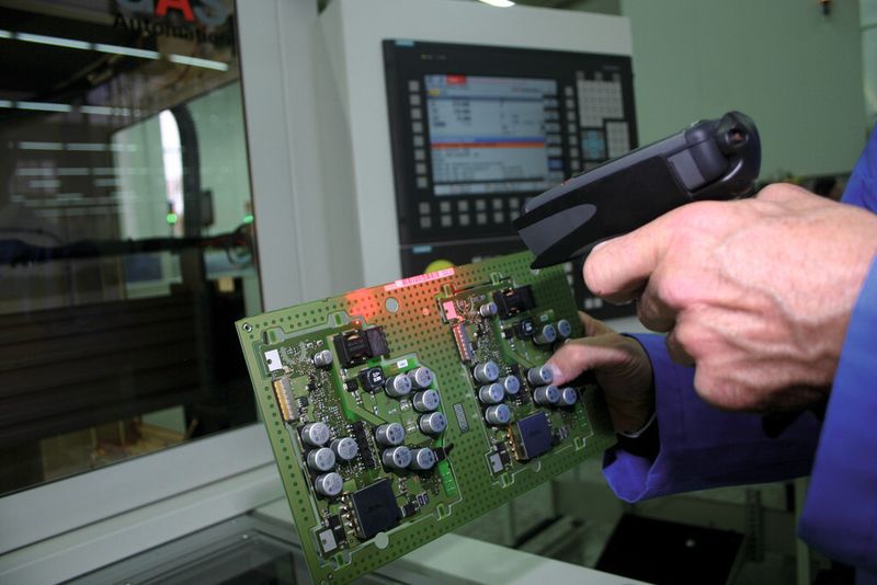 Per Barcode, Netzwerk oder USB-Stick: Alle relevanten Daten aus dem Programm der Baugruppenbestückung werden direkt in die Sinumerik-Steuerung des Nutzentrenners SAR-1300-Uni geladen. (Foto: Siemens)