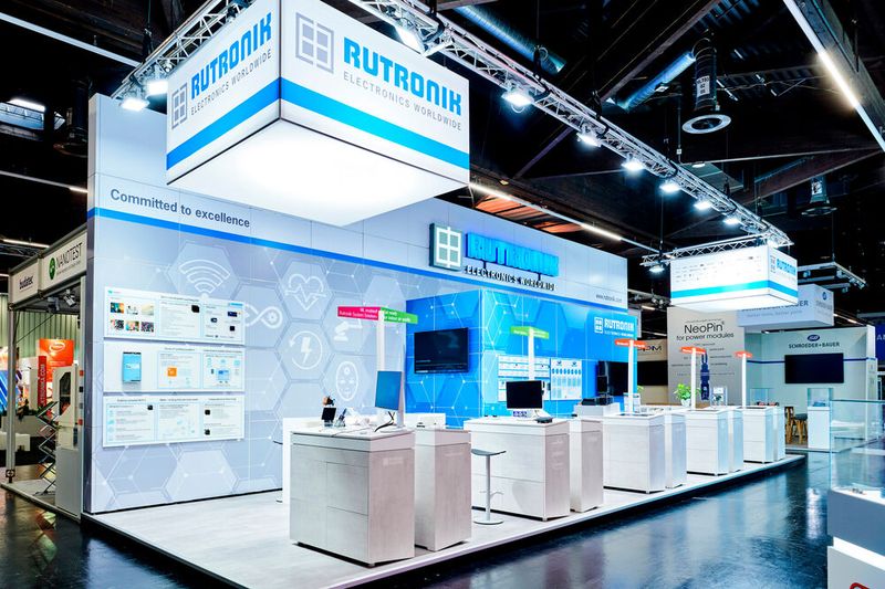 Rutronik in Halle 7, Stand 659 begrüßt Sie mit einem umfangreichen Portfolio, das von diskreten Komponenten bis zu Power-Management-Systemen und Modulen reicht. Im Mittelpunkt stehen Produkte namhafter Anbieter und Lösungen rund um die Themen Energiemanagement, Konnektivität, Smart Metering und alternative Antriebssysteme. Im Bereich Power können Sie sich auf Produkthighlights der Lieferanten Elmos, Infineon, KRAH, Kyocera AVX, Littelfuse, Panjit, RECOM, ROHM, Toshiba, Samwha, YAGEO, Diodes, Nordic Semiconductor, TDK Micronas und Vishay freuen. (Bild: Rutronik)