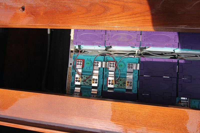 Unter der Sitzfläche verborgen: Balancer-Module auf den Akkupacks. (Bild: Markus Kessler)