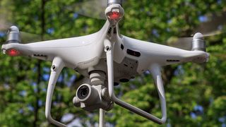 Eine Drohne im Einsatz: Bald sollen die fliegende Helfer autonom unterwegs sein, um Rettungskräfte besser unterstützen zu können. (Bild: © A.Savin, WikiCommons)