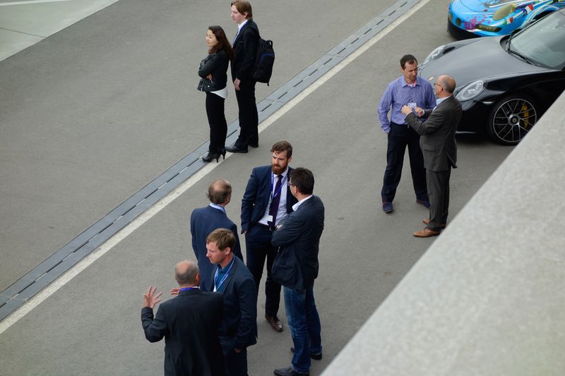 Nehme ich den weißen oder roten Flitzer! Das fragt sich Daniel Aßmann, bluechip, grad. (Bild: IT-BUSINESS)