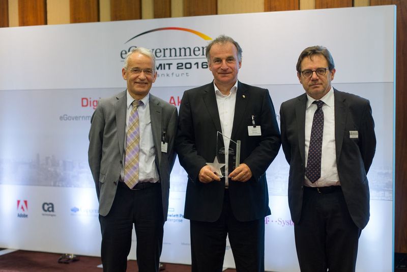 Stefan Krebs, CIO des Landes Baden-Württemberg (m.) und sein Laudator, Hartmut Beuß (l.) (www.offenblen.de)