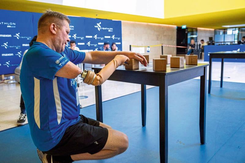 Neben den Arm- und Beinprothesen-Rennen, der Rollstuhl-Challenge und dem Exoskelett-Wettbewerb wird es auch Disziplinen mit Sehassistenzsystemen, Assistenzrobotern und virtueller Gedankensteuerung geben sowie ein Fahrradrennen mit elektrischer Muskelstimulation. (Bild: ETH Zurich / CYBATHLON)