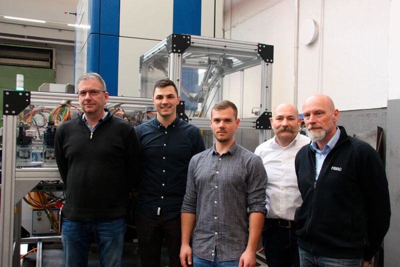 Sie haben es geschafft, eine eigene Anlage für das automatisierte Gewindeformen in Betrieb zu bringen. Von links: Torsten Dinser, Bereichsleiter Werkzeugbau/Musterbau/Betriebsmittelkonstruktion bei Interstuhl, die Mitarbeiter in der Betriebsmittelkonstruktion Michael Maier (Mitte) und Sascha Seemann, Matthias Jörg, technischer Berater im Außendienst bei Fibro und Stefan Schröder, Leiter Gewindeapplikation, ebenso Fibro. (Bild: Itasse / Fibro)