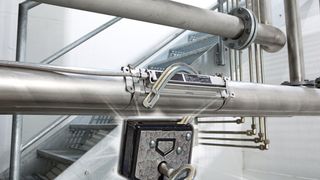 Dank prozessgerechtem Design sind die Clamp-On-Sensoren für die Pharmaindustrie prädestiniert. (Endress+Hauser, Forolia, [M]-Frank) (Archiv: Vogel Business Media)