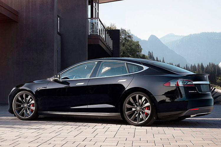 Ohne das „P“ für Performance vor der Modellbezeichnung 100D sprintet das Model S statt in 2,7 nur in 4,3 Sekunden von 0 auf 100. (Tesla)