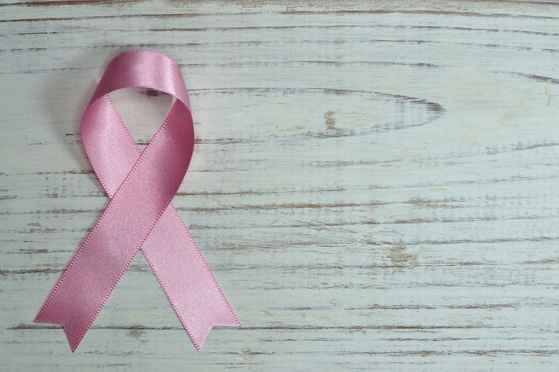 Platz 9: Brustdrüsenkrebs (18.295, bzw. 2,0% aller registrierten Fälle) Fast ausschließlich Frauen sind von dieser Erkrankung betroffen. Aber auch 159 Männer verstarben 2015 an den Folgen bösartiger Neubildungen der Brustdrüse. Wie ein vielversprechender Wirkstoff die Chemotherapie gegen Brustkrebstumore effektiver machen soll, lesen Sie hier. (Bild: Pixabay/padrinan)