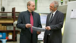 „Wir sind der einzige deutsche Hersteller, der Gabelköpfe in allen Normgrößen von M4 bis hin zur 8 kg schweren M-48-Version produziert“, sagen unisono die MBO-Geschäftsführer Dipl.-Ing. (FH) Dipl.-Wirtsch.-Ing. (FH) Rainer Oßwald (links) und Dr. Manfred Oßwald.  
      Bild: MBO Oßwald (Archiv: Vogel Business Media)