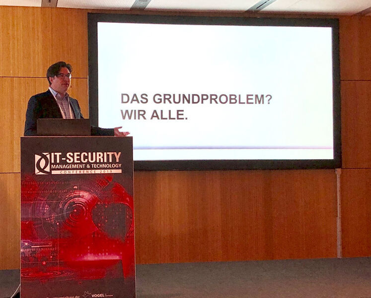 Das größte Security-Problem? Wir alle! IT-Journalist Uli Ries klärt auf, wie Mitarbeiter zu IT-Sicherheitsbewahrern werden. (Vogel IT-Akademie)