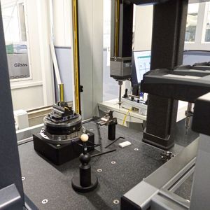 Präzision heißt in Eindhoven: Bauteile aus Titan mit Toleranzen zwischen 2 bis 3 Mikrometer über das gesamte Bauteil. (Bild:  Fehlmann)