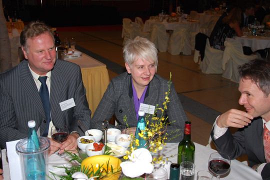 Birgit Behrens (ZDK), Rainer Schlorf (LV Mecklenburg-Vorpommern) und Stefan Zügner (Vogel Business Media) lassen sich schon mal den guten Rotwein schmecken. (Archiv: Vogel Business Media)
