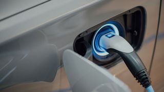 Wie wirken sich die angekündigten Kaufanreize für E-Autos auf das Geschäfts Ihres Händlerbetriebs aus? Das wollen wir mit einer Umfrage herausfinden. (Bild: Chuttersnap/Unsplash.com)