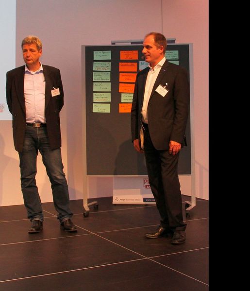 Axel Franke, BASF (re.) und Ralph-Harry Klär von Bayer Technologie Services (li.) presentieren die Ergebnisse der Diskusion 
