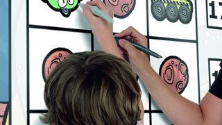 Ein Schüler arbeitet am robusten Active Board von Promethean. (Archiv: Vogel Business Media)