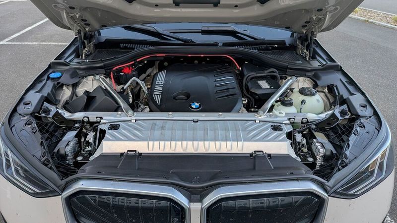 Kein orangenes Kabel in Sicht. Im Motorraum findet man noch klassische Dieseltechnik, wenn auch minimal elektrisiert durch einen Mildhybrid. (Bild: Rosenow – VCG)