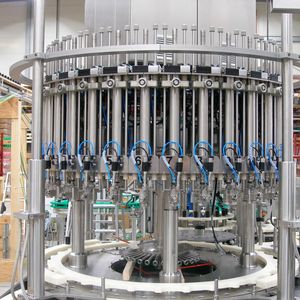 Die Monoblock-Anlage bietet Platz für 36 Füllstationen, bei denen die Füllnadeln jeweils von einem LinMot-Linearmotor angetrieben werden. Dies erlaubt schnelle Produktwechsel und vergrößert das Einsatzspektrum der Füll- und Verschließmaschine.