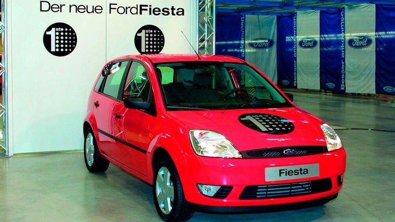 2001 lief das erste Fahrzeug der sechsten Generation des Ford Fiesta vom Band. Diese basierte auf einer neuen Plattform und war im Vergleich mit den Vorgängermodellen deutlich länger und breiter. Anfangs nur als Fünftürer angeboten, folgte die dreitürige Variante im Juni 2002. (Bild: Ford AG)