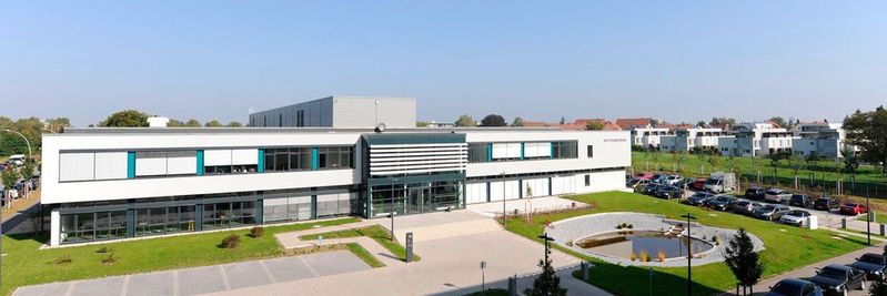 Das Wittenstein-Werk in Fellbach bringt die Bereiche Arbeiten und Leben wieder näher zusammen. Der Antriebstechnikretseller trägt mit seiner urbanen Produktionsstätte der Notwendigkeit Rechnung, dass Industrie geräuscharm, energieeffizient und ressourcenschonend sein muss, um von den Anwohnern akzeptiert zu werden.(Bild:  Wittenstein)