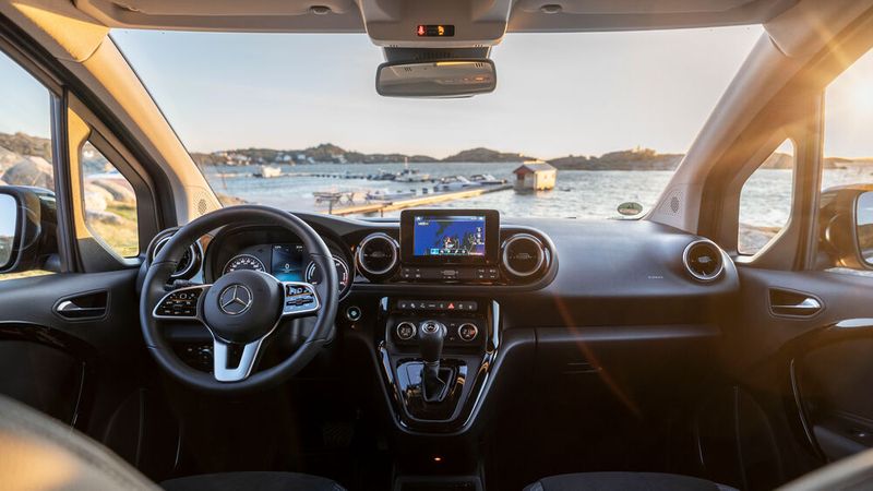 Im Cockpit herrscht die übliche Mercedes-Ordnung. Wer die Autos der Marke kennt, findet sich sofort zurecht. (Bild: ©Mercedes-Benz AG)