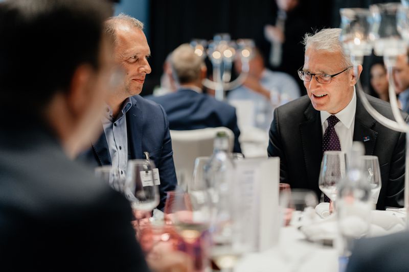 Christian Pfromm (r.) im Gespräch mit dem ITZBund-Team. (Offenblende/Valentin)