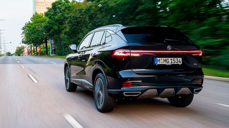 Das Heck der HS ziert ein heute offenbar unverzichtbares durchgehendes Leuchtenband. (Bild: MG Motor Deutschland GmbH/Marcus Werner)