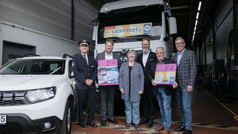 Licht-Test-Auftakt in Schleswig-Holstein mit dem Verkehrsminister ( v.l.): Thomas Weißenberg (Landespolizei), Oliver Kumbartzky (Präsident der Landesverkehrswacht), Elisabeth Pier (Vizepräsidentin/Landesgeschäftsführerin der Landesverkehrswacht), Malte Wulff (Betriebsleiter MAN Truck & Bus Kiel), Claus Ruhe Madsen (Minister für Wirtschaft, Verkehr, Arbeit, Technologie und Tourismus des Landes Schleswig-Holstein) und Jan-Nikolas Sontag (Geschäftsführer des Landesverbandes des Kfz-Gewerbes Schleswig-Holstein). (Bild: Kfz-Gewerbe Schleswig-Holstein)