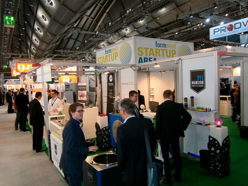 Impressionen von der formnext 2015 - powered by tct...bereits am ersten Tag bevölkerten ettliche Besucher die Halle 3.1 in Frankfurts Messeareal. (Bild: Königsreuther)